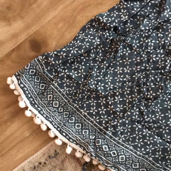 NWT Pom Pom romper. Navy floral. Medium - Picture 6 of 6